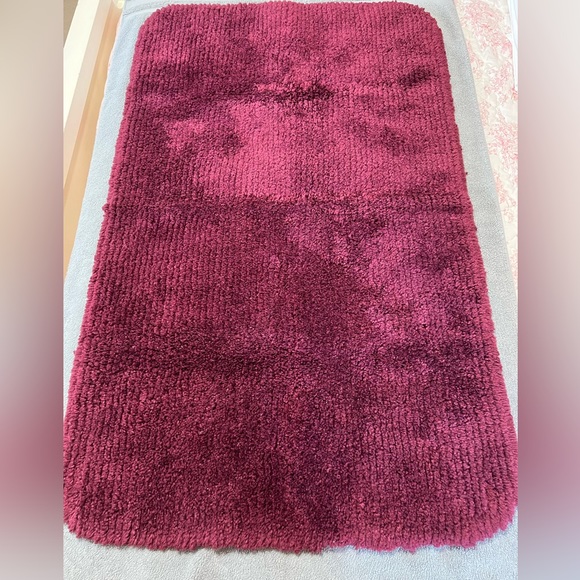 Bathroom Set - burgundy/wine bath rug 2 hand towels & 2 face cloths - Picture 6 of 7